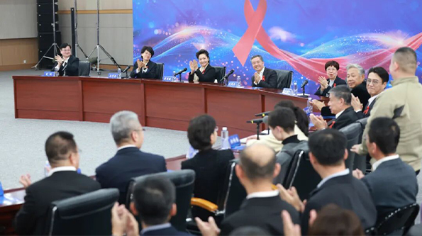 Peng Liyuan Attended the Themed Outreach Event for the 2025 World AIDS Day